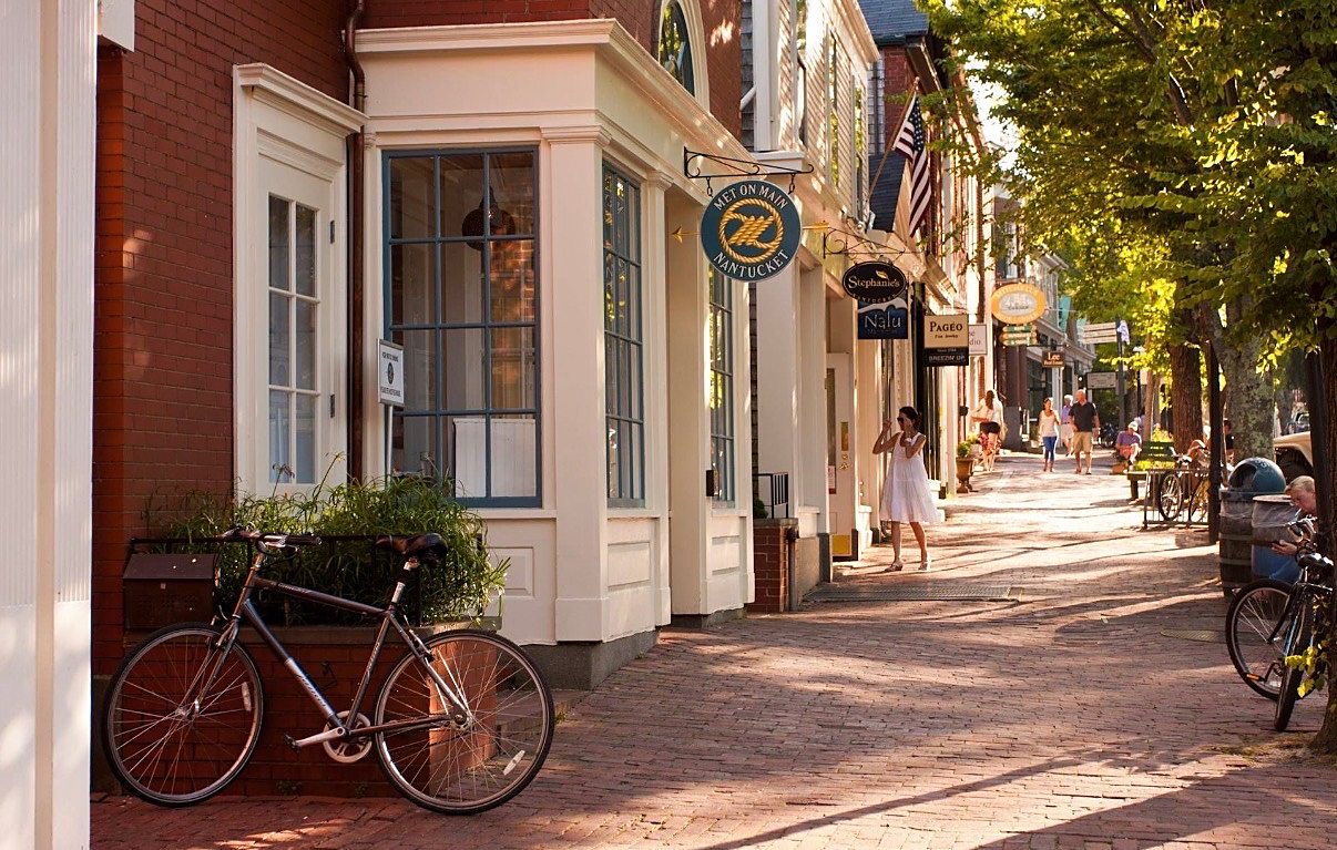 A bicycle with a wicker basket outside the shopfronts of Petticoat Row on Centre Street.